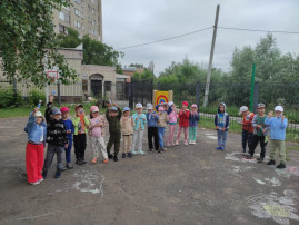 "Рисунки на асфальте: вспоминаем о празднике Дня семьи, любви и верности" совместно с КТОС "Кировец-3" "Рисунки на асфальте: вспоминаем о празднике Дня семьи, любви и верности" совместно с КТОС "Кировец-3".